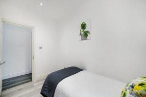 COZY 6-Bed Home in Reading, Close to University, Attractions, Train Station with Garden, Parking & WiFi