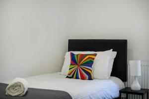 COZY 6-Bed Home in Reading, Close to University, Attractions, Train Station with Garden, Parking & WiFi