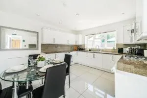 COZY 6-Bed Home in Reading, Close to University, Attractions, Train Station with Garden, Parking & WiFi - 桑宁