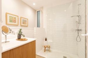 Sea Views from 4 Balconies Walk Score 90