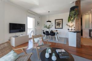 Sea Views from 4 Balconies Walk Score 90