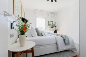 Sea Views from 4 Balconies Walk Score 90