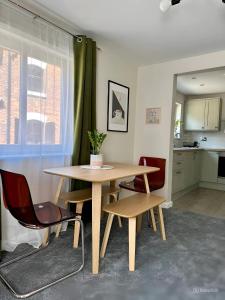 Central (yet tranquil) modern apartment with free Parking. Located in Yorks historical building