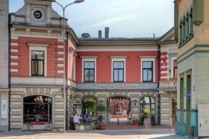 Mini by the sea, center