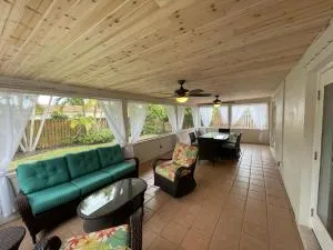 Recently renovated Beach House with fenced in yard - Naples Park