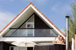 Vakantiehuis aan het water met hottub - Oostrum