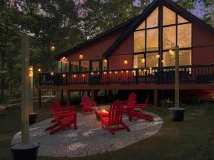 Chalet Cabin w Hot Tub WiFi Firepit Grill Deck - مرتينسبورغ
