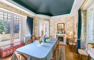 Maisons de vacances Awesome Home In Lencloitre : photos des chambres