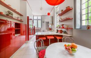 Maisons de vacances Awesome Home In Lencloitre : photos des chambres