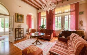 Maisons de vacances Awesome Home In Lencloitre : photos des chambres