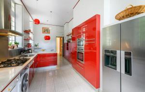 Maisons de vacances Awesome Home In Lencloitre : photos des chambres