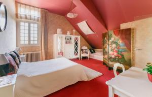 Maisons de vacances Awesome Home In Lencloitre : photos des chambres