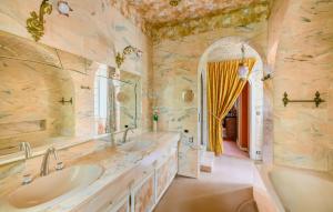 Maisons de vacances Awesome Home In Lencloitre : photos des chambres
