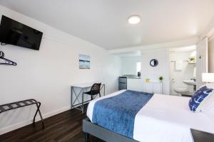 Anchor Bay Inn and Suites