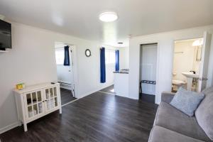 Anchor Bay Inn and Suites