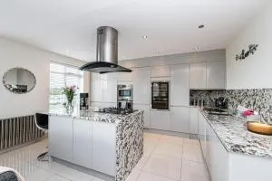 The POPULAR Chester Racecourse Apartments, Duplex, Sleeps 4, FREE Parking - Hough Green