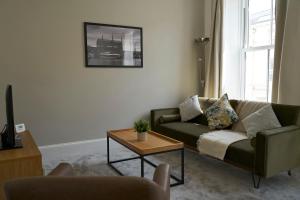 Gloucester Apartments by Kahuna Stays, Ideal for Students, Contractors, Professionals & Visitors