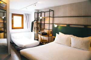 Hotels ibis Paris Bastille Opera : Chambre Standard avec 1 Lit Double et 1 Canapé-Lit ou 2 Lits Simples
