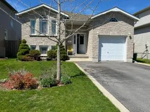 Spacious and Charming Bungalow Retreat (Close to Many Amenities) - Collins Bay