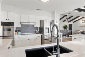 Farm Retreat with Jacuzzi, Fire Pit, Mini Goats, Mini Ponies and Mini Cows
