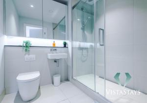 Modern 2 Bedroom Apartment By Vista Stays Short Lets & Serviced Accommodation Manchester With Free WiFi & Dart Board