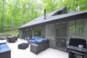 Bobcat 22 -- Hot Tub, Game Room, Wifi, Fire Pit, Pool Access, Fireplace, Grill, Screen Porch, Hiking, Deck, King Bed, Pet Friendly