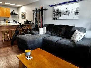 Cozy Condo In Town - On Blue Bus Route - Walk to Restaurants & Fireside Market - 冬季公园