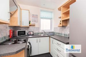 SEAWARD ESCAPE by BOURNECOAST - A Ground Floor Apartment Close to the Sandy Beaches with a Patio - FM660