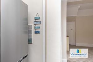 SEAWARD ESCAPE by BOURNECOAST - A Ground Floor Apartment Close to the Sandy Beaches with a Patio - FM660