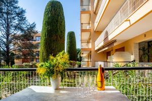 Belle résidence arborée, Appart climatisé, piscine, à 500m de la mer