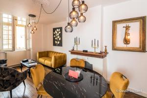 Appartements Suites Mana - MAHANA avec VUE SUPERBE sur la Place DUCALE et Parking prive inclus : photos des chambres