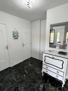 Belle résidence arborée, Appart climatisé, piscine, à 500m de la mer