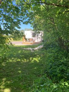 Mysig ministuga på privat läge landet