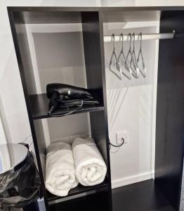 Budget studio apartment ensuite shower & parking