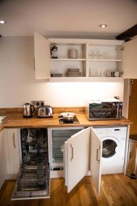 1st-floor 2-BR 2-Shower Room Patio & Parking