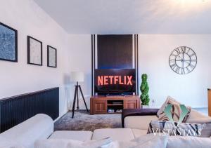 Spacious 4BDR House By Vista Stays Short Lets & Serviced Accommodation Manchester With Driveway Parking & Pool Table