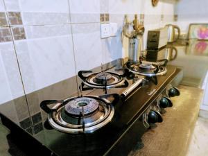 Stay nearby Lutyens Delhi just 15min from VFS, Connaught Place, BharatMnadapam