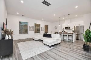 Stylish 4 Beds - Min to Downtown With Backyard