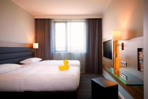 Moxy Twin Sleeper, Guest room, 2 Twin/Single Bed(s) room in Moxy Munich Airport