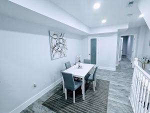 Luxurious 3 Bedroom Apt with a beautiful balcony