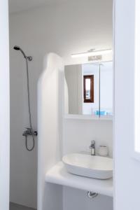 Olive Tree Mykonos Town Semi-Basement Apartment