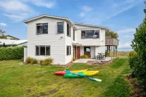 Absolute Waterfront with WiFi - Five Mile Bay Home - Waitahanui