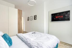 ARI Azure Apartment with Balcony