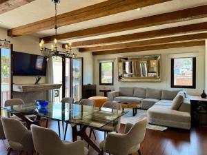 Glamorous 2BR Centro APT AC and Best Parish View in Town