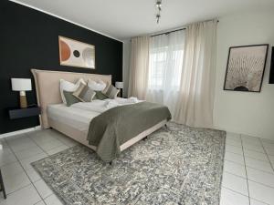 Moderne Wohnung mit Terrasse & Parkplatz; Nähe BWZK & Amazon