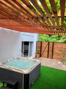 Jungle Room 3000 x Jacuzzi Privé - 2 personnes - Dzaoudzi