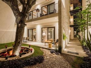 Luxury 2BR Condo AC Near Rosewood 3 min walk