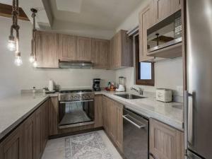 Luxury 2BR Condo AC Near Rosewood 3 min walk