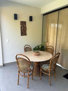 Casas aconchegantes com piscina na encantadora Praia das Cigarras