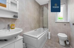 MUIRTON HOUSE - INVOICE and REDUCED PRICE only via SUNRISE SHORT LETS DUNDEE, 4 Bed House, 4 Car Parking, 2 Baths, 5 Smart TVs, Fully Equipped Kitchen, Large Dining and Living Space, Rear Garden, Free WiFi, and ONLY 9 Mins to STANNERGATE Ports